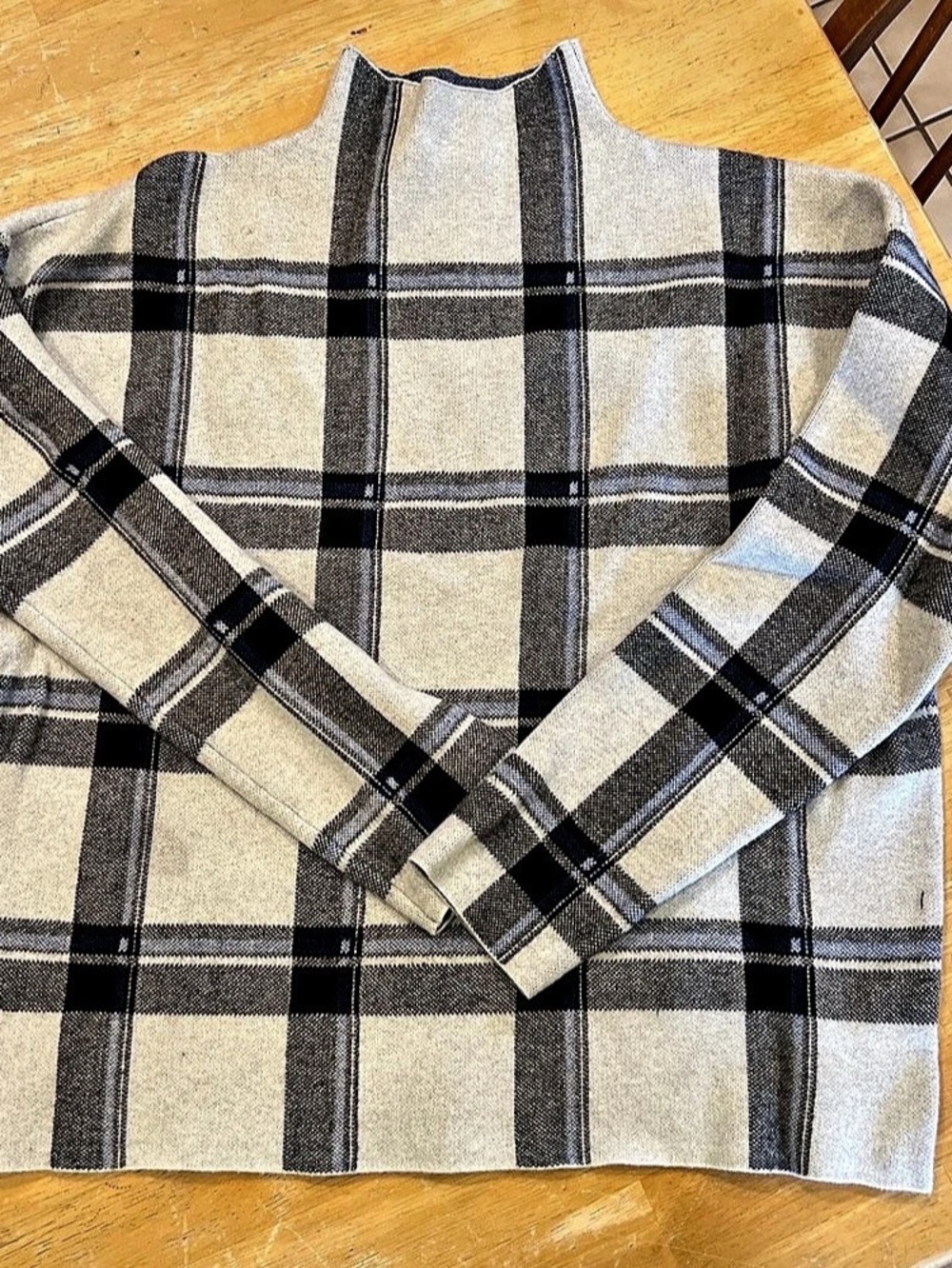 Plaid Long Sleeve Top in Gray & Black Like New